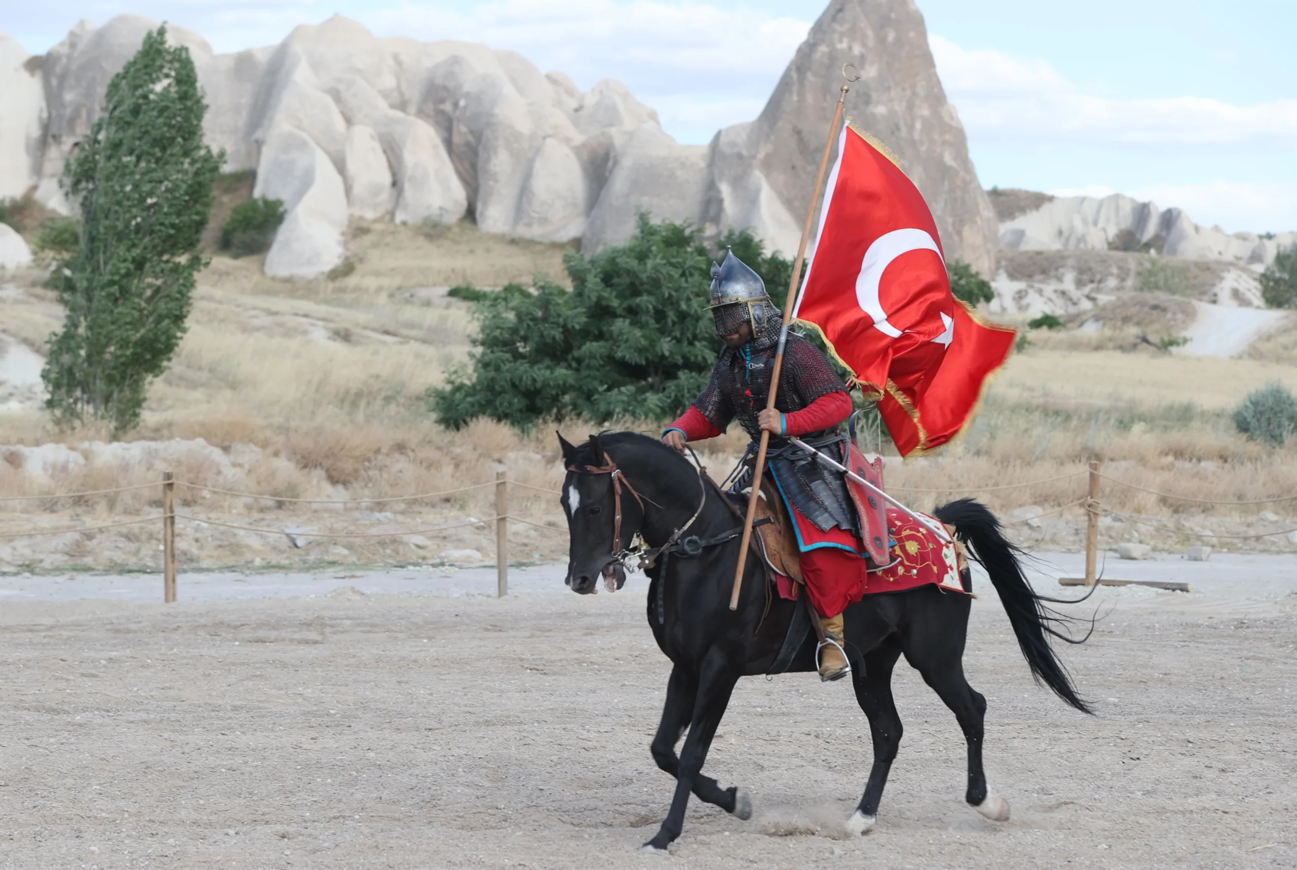  Kapadokya’nın eşsiz atmosferinde başlayan festival, atlı geçit ve cirit