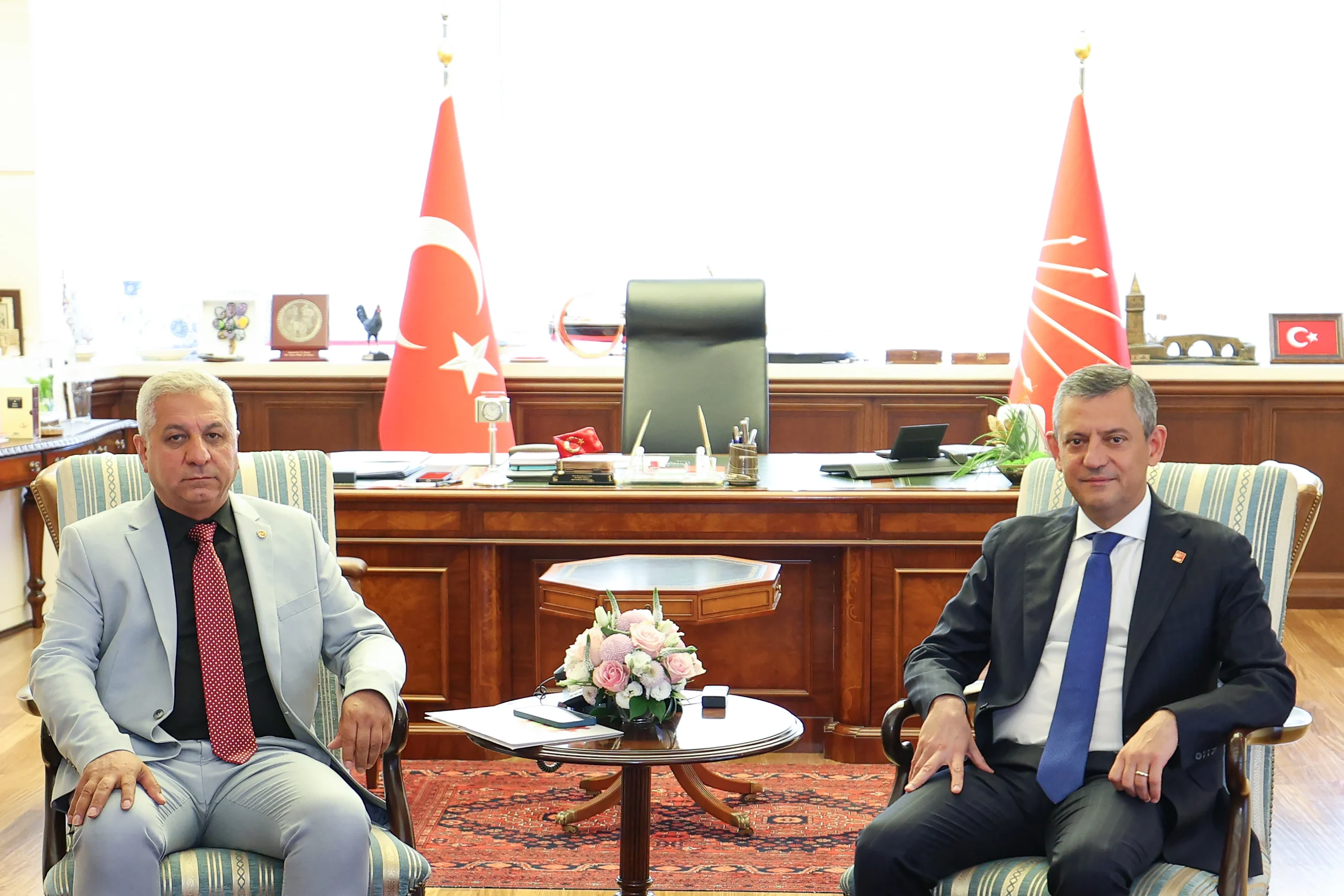  Özgür Özel, Türkiye’deki orman yangınları için minnettarlık mesajı verirken,