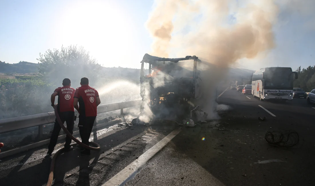  Tarsus’ta alev alan süt tankerinden sıçrayan yangın çalılık alana