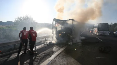  Tarsus’ta alev alan süt tankerinden sıçrayan yangın çalılık alana