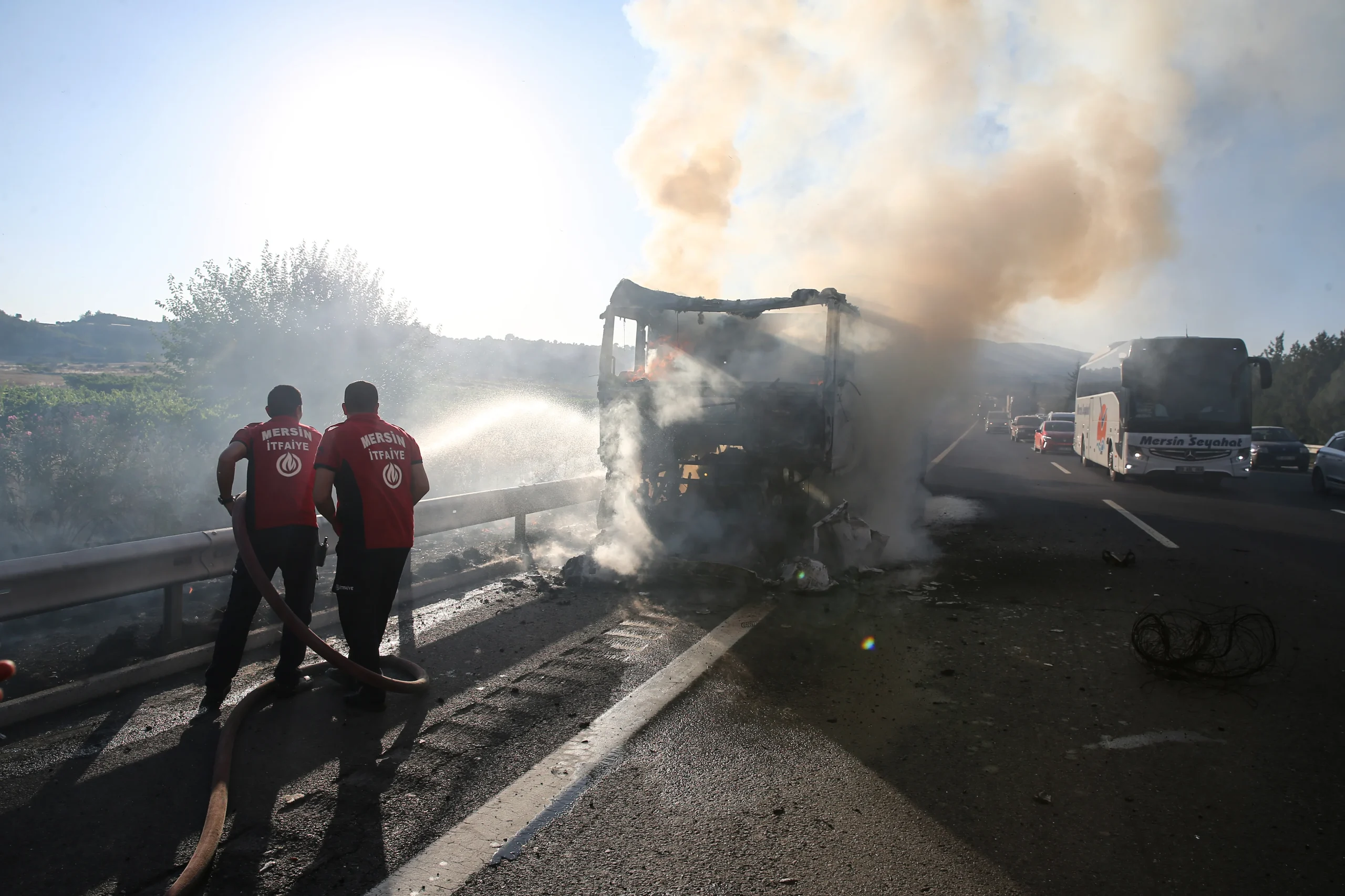  Tarsus’ta alev alan süt tankerinden sıçrayan yangın çalılık alana
