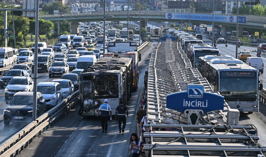 İstanbul Bakırköy'de bir metrobüste çıkan yangın söndürülürken, ulaşım durdu, bölgede