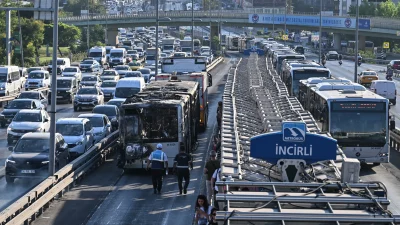 İstanbul Bakırköy'de bir metrobüste çıkan yangın söndürülürken, ulaşım durdu, bölgede