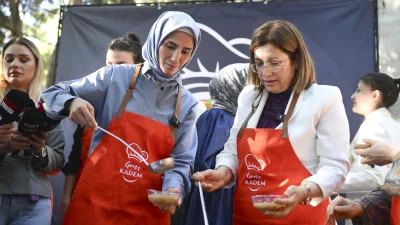 Genç KADEM gönüllüleri, muharrem ayı dolayısıyla Şehzade Camisi'nin bahçesinde vatandaşlara