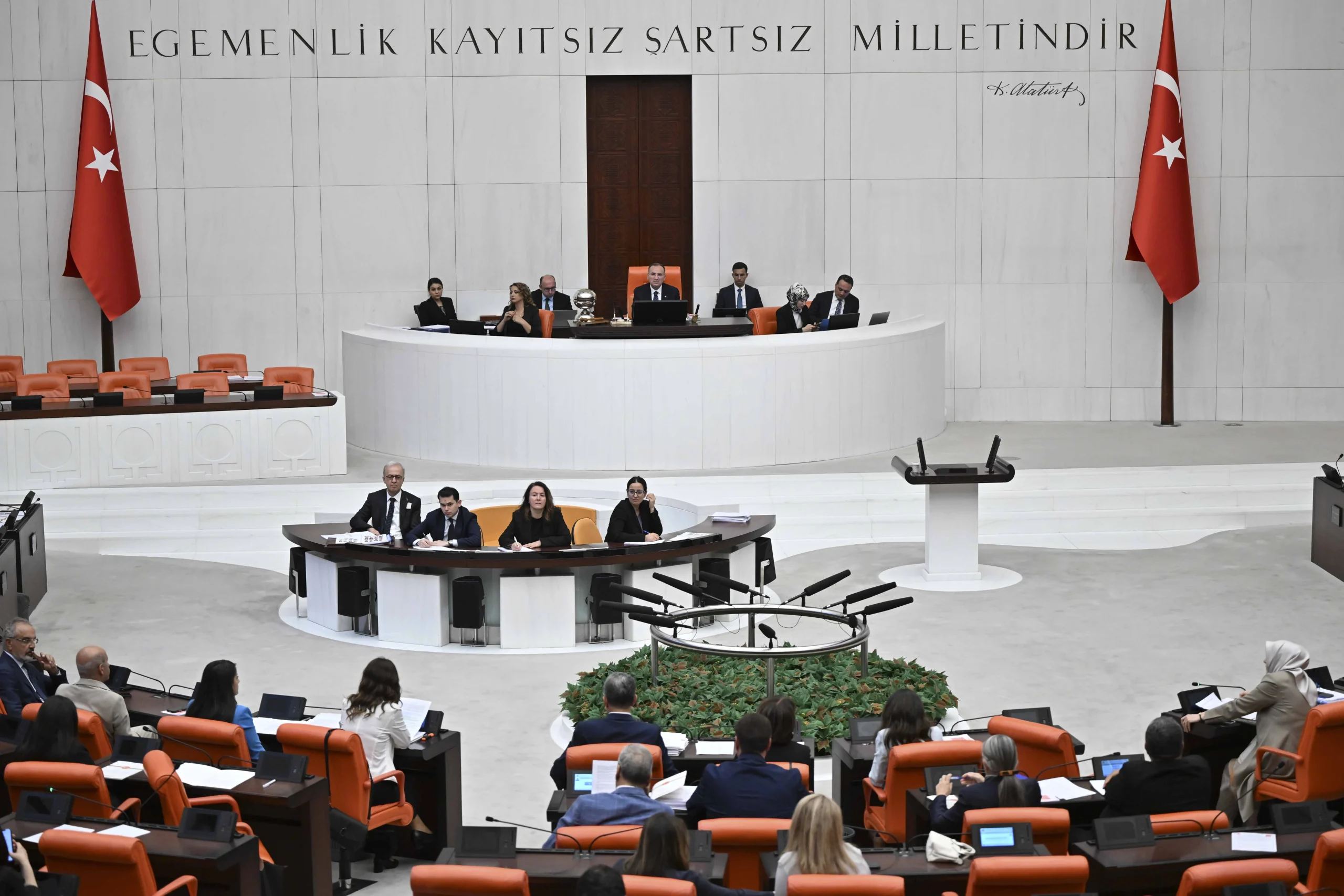 En düşük emekli aylığını artıran teklifin görüşmeleri sırasında komisyonun katılmaması