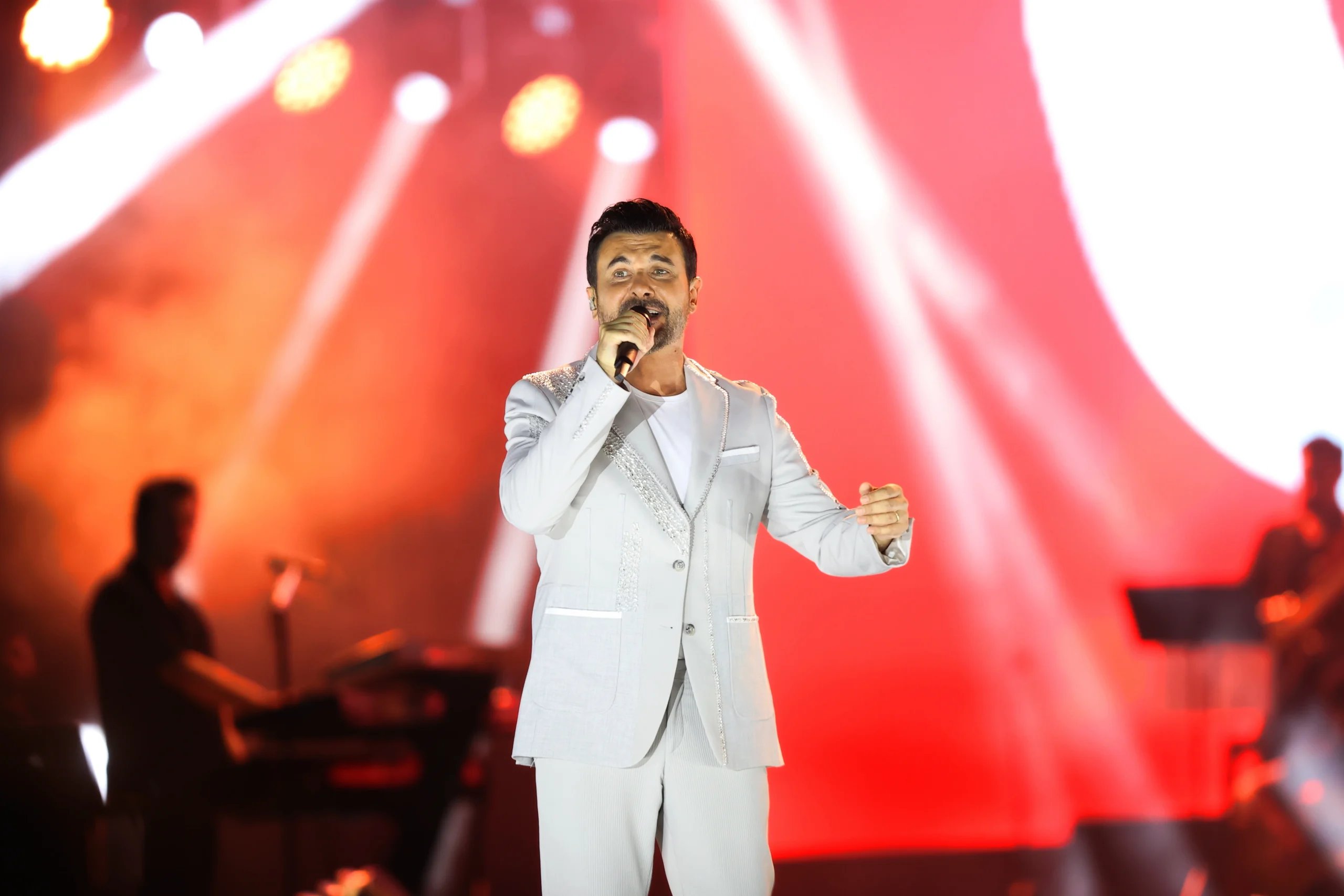 Trabzon Kültür Yolu Festivali’nde sahneye çıkan Gökhan Tepe, performansıyla müzikseverlere