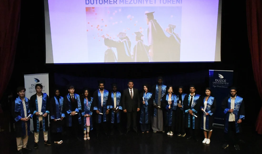 Düzce Üniversitesi'nde Türkçe eğitimi alan yabancı öğrenciler, mezuniyet töreninde kültürlerini