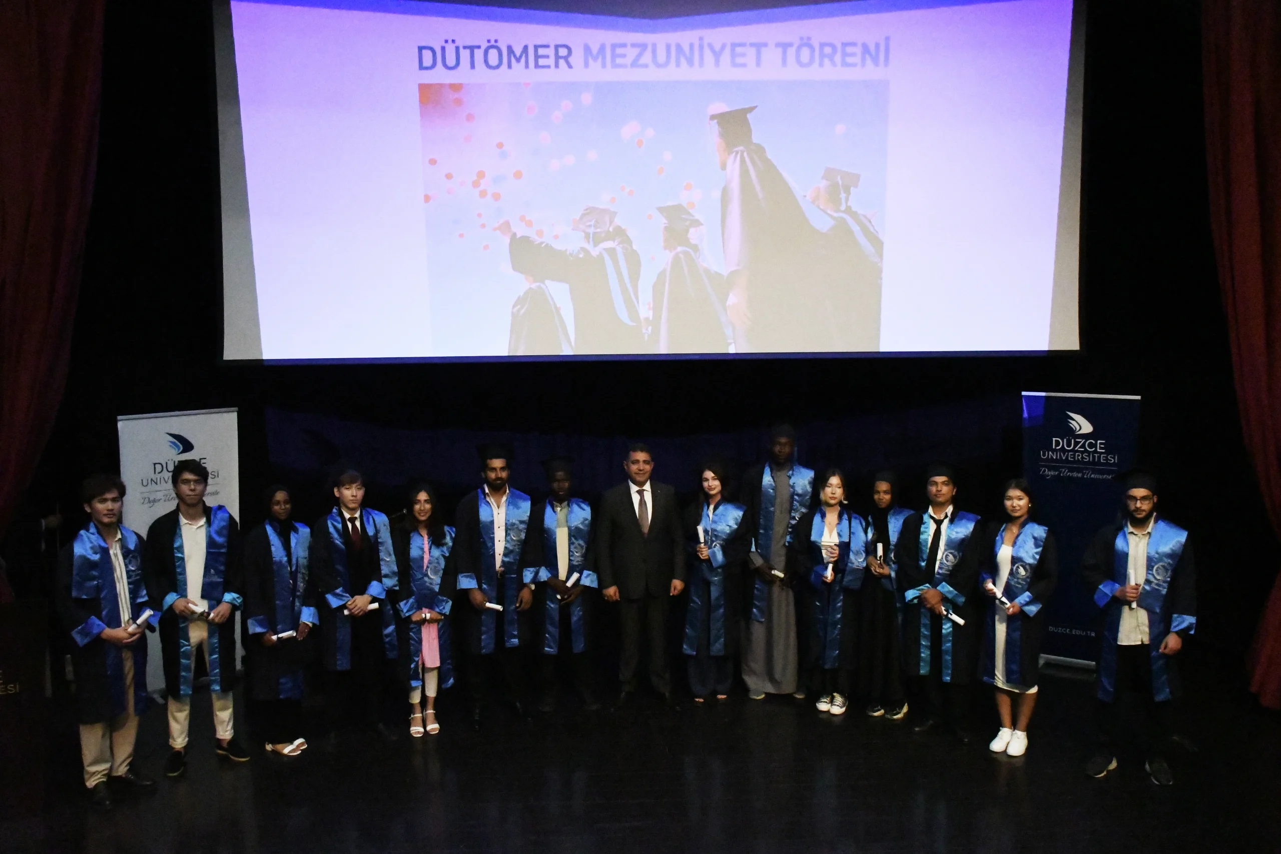 Düzce Üniversitesi'nde Türkçe eğitimi alan yabancı öğrenciler, mezuniyet töreninde kültürlerini