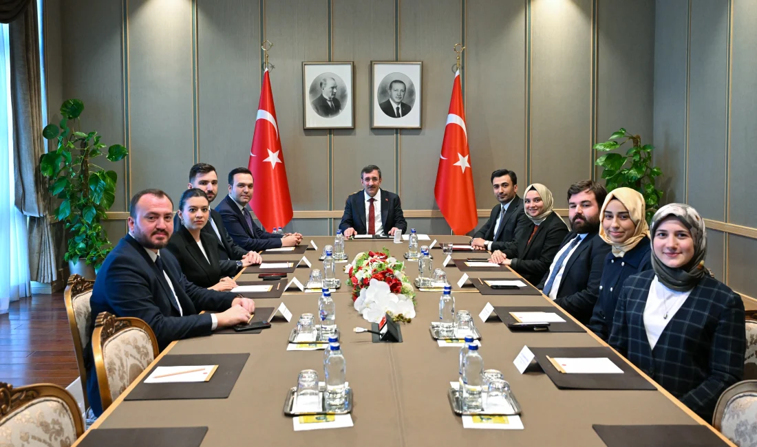 Cumhurbaşkanı Yardımcısı Yılmaz, AK Parti Gençlik Kolları Başkanı Yusuf İbiş