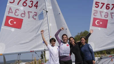 Yelkende Dünya Şampiyonluğu Türkiye’nin İzmir’in Urla ilçesinde düzenlenen 420 Dünya Şampiyonası’nda Türkiye, genç yelkencileriyle