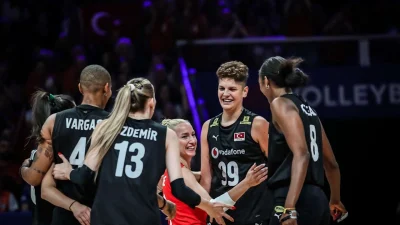 Filenin Sultanları, Hollanda’yı 3-0 Mağlup Ederek VNL Finallerine Yükseldi A Milli Kadın Voleybol Takımı, Hollanda’yı set vermeden mağlup