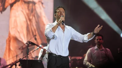  Yunanistan’ın sevilen sanatçısı Konstantinos Argiros, İstanbul’daki ilk konserinde binlerce