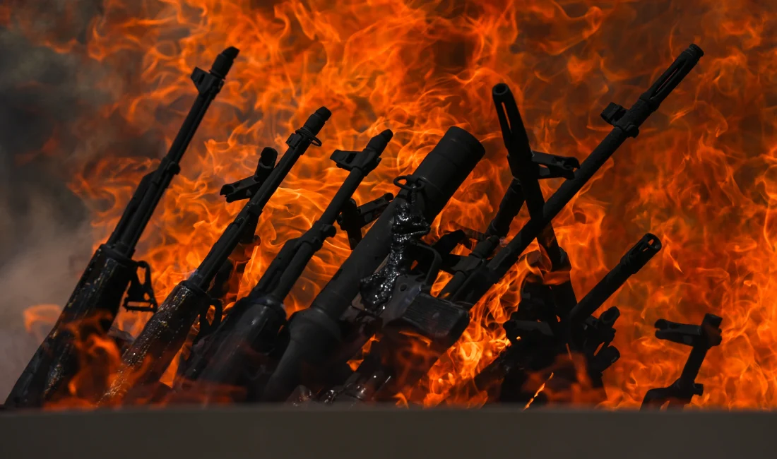 PKK’lı Bir Grup Süleymaniye’de Silahlarını İmha Etti Irak’ın Süleymaniye kentinde PKK'ya bağlı 30 kişilik bir grup, ellerindeki