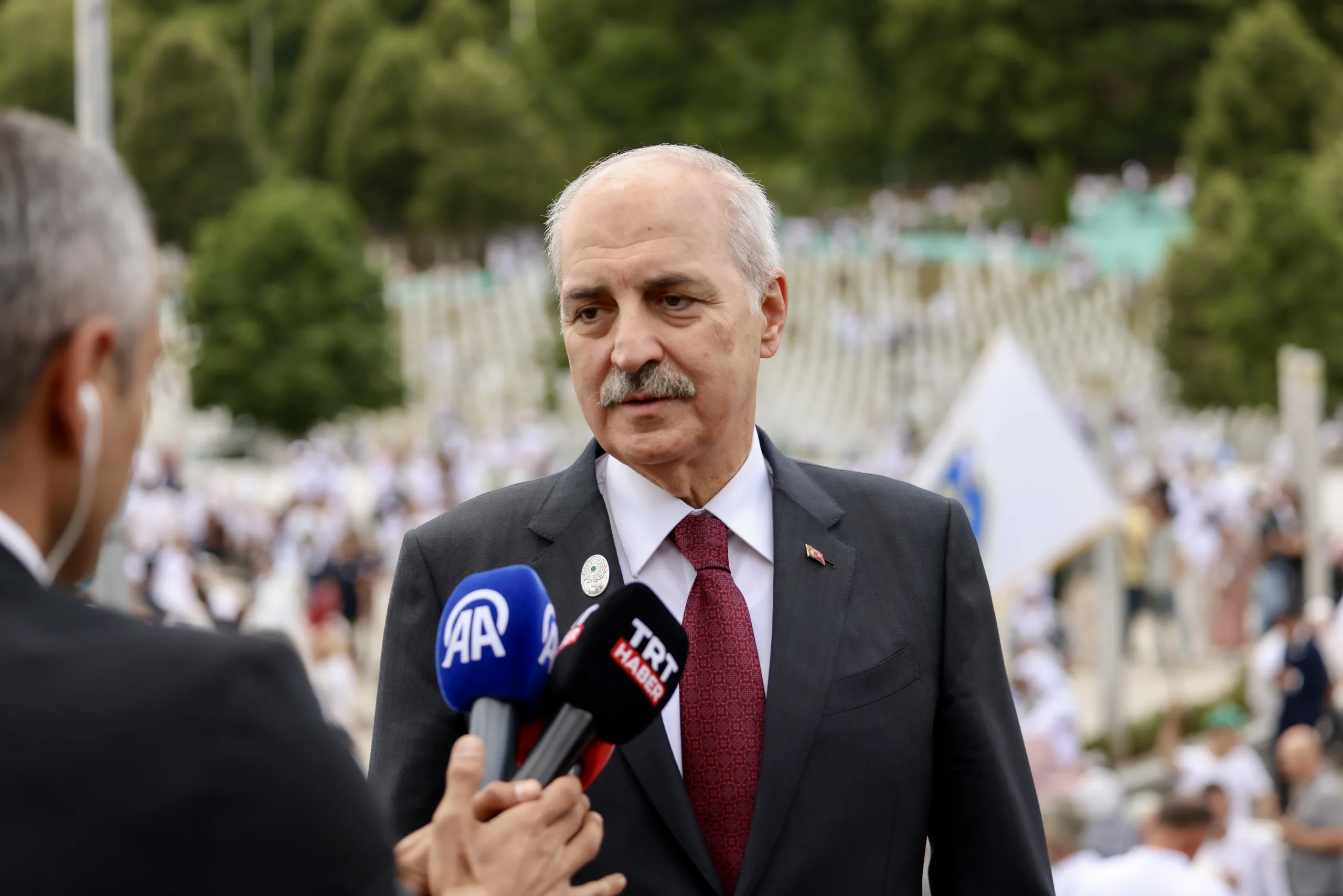 Numan Kurtulmuş, Srebrenitsa'da yaptığı açıklamada, silahların bırakılması ve terörün sona