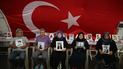 Diyarbakır’da evlat nöbeti tutan aileler, PKK'lı bir grubun silah bırakmasını