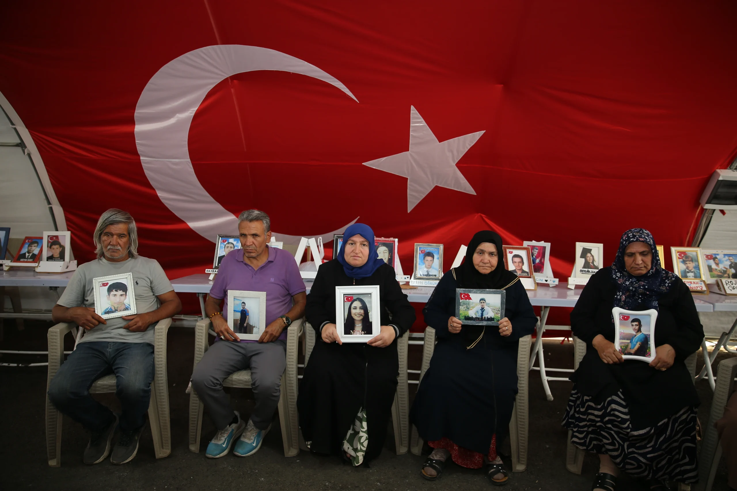 Diyarbakır’da evlat nöbeti tutan aileler, PKK'lı bir grubun silah bırakmasını