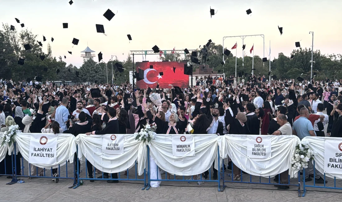 Hatay Mustafa Kemal Üniversitesinde Mezuniyet Coşkusu Hatay Mustafa Kemal Üniversitesi, mezun olan öğrencilerini gururla uğurladı. Törende