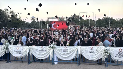 Hatay Mustafa Kemal Üniversitesi, mezun olan öğrencilerini gururla uğurladı. Törende