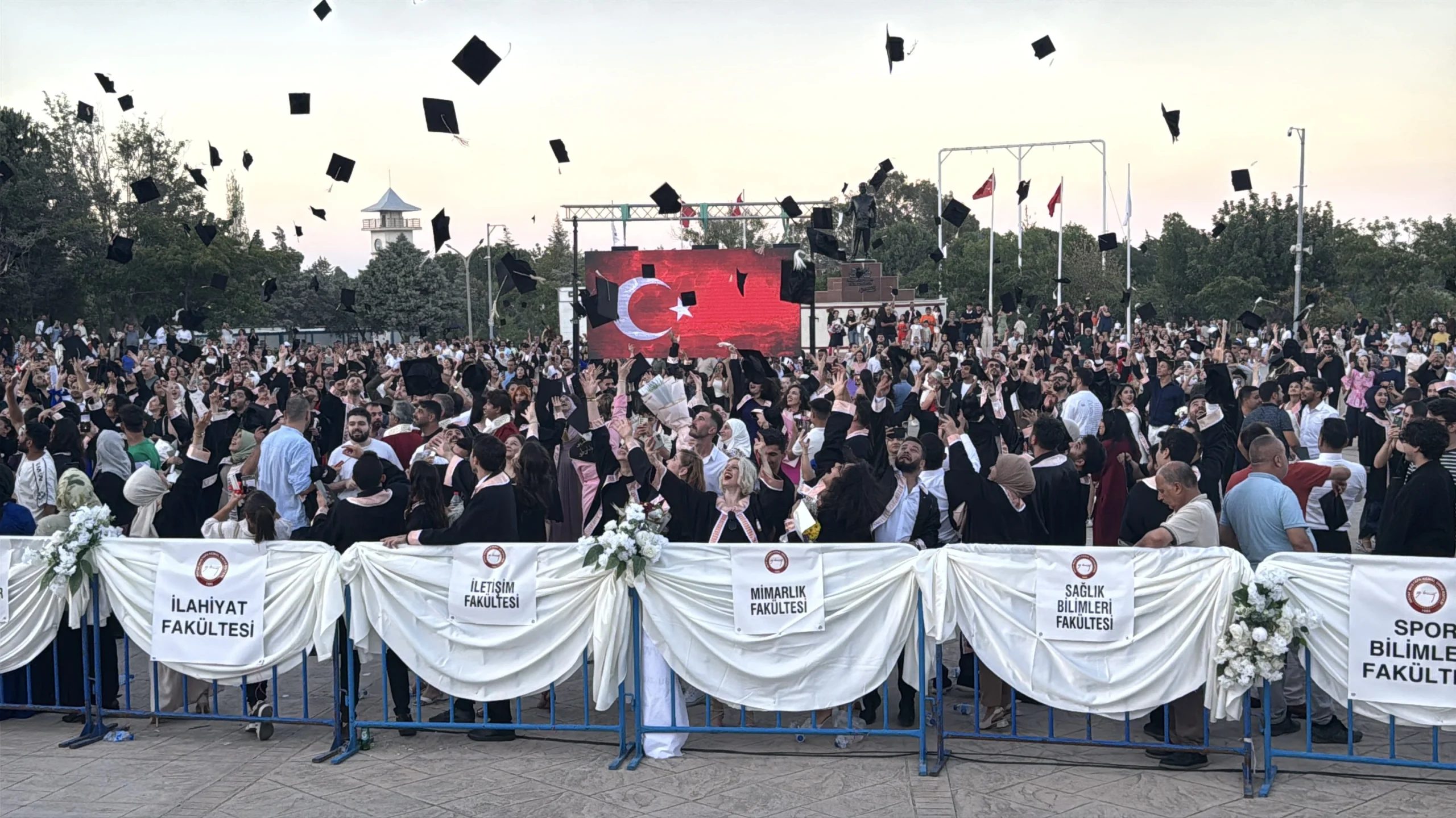 Hatay Mustafa Kemal Üniversitesi, mezun olan öğrencilerini gururla uğurladı. Törende