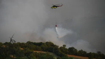 Bursa ile Balıkesir sınırında çıkan orman yangını kontrol altına alınamadı.