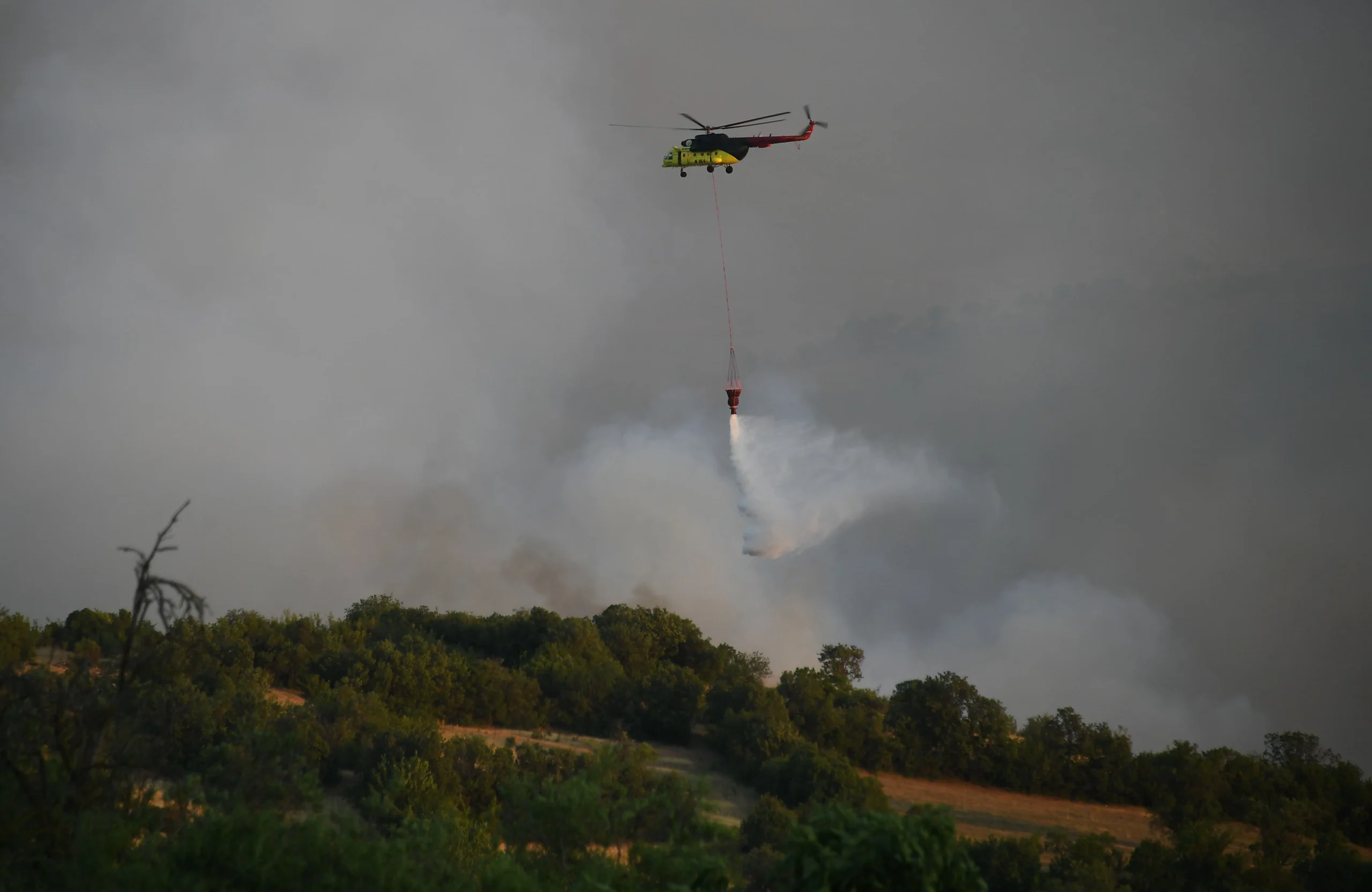 Bursa ile Balıkesir sınırında çıkan orman yangını kontrol altına alınamadı.