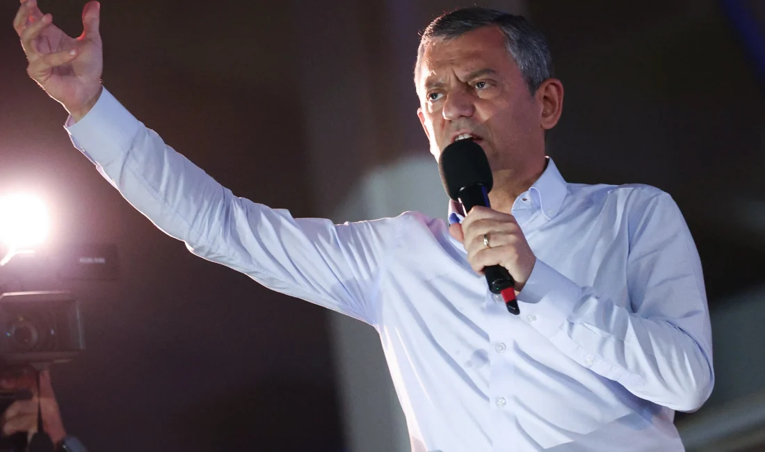 Özel’den Böcek’e Destek: “Oğulun Suçundan Baba Mesul Olmaz” CHP Genel Başkanı Özgür Özel, Antalya’da düzenlenen mitingde Muhittin Böcek'e