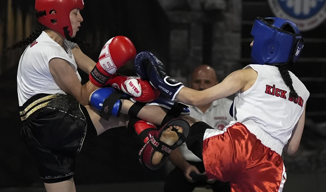 İzmir'de düzenlenen Türkiye Kick Boks Şampiyonası, kıyasıya mücadelelere sahne oldu