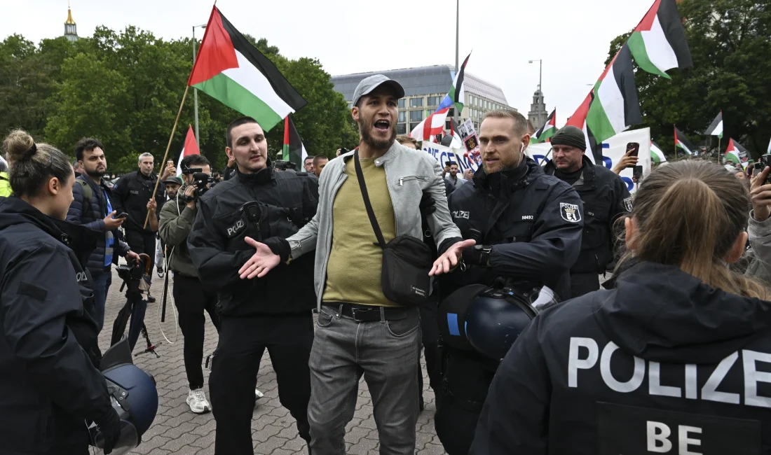 Berlin’de Filistin Destekçilerine Polis Müdahalesi: Kadın Gösterici Yaralandı Almanya’nın başkenti Berlin’de Filistin’e destek gösterisine polis müdahale etti, birçok