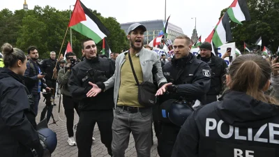 Almanya’nın başkenti Berlin’de Filistin’e destek gösterisine polis müdahale etti, birçok