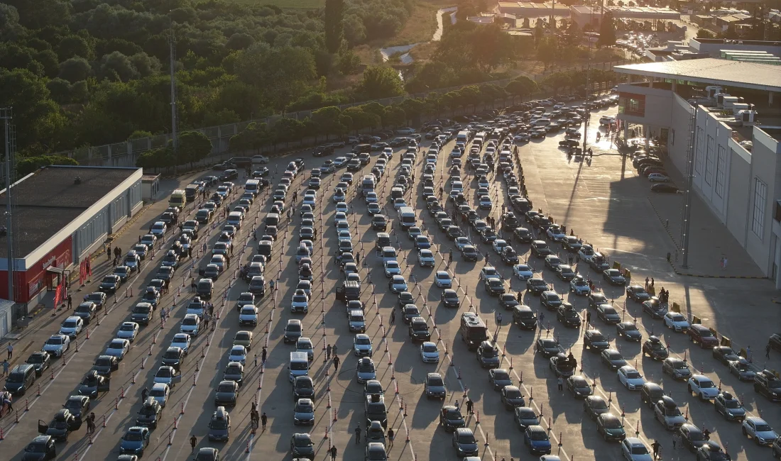 Avrupa’da yaşayan gurbetçilerin yaz tatili için Türkiye’ye dönüşleri Kapıkule’de rekor