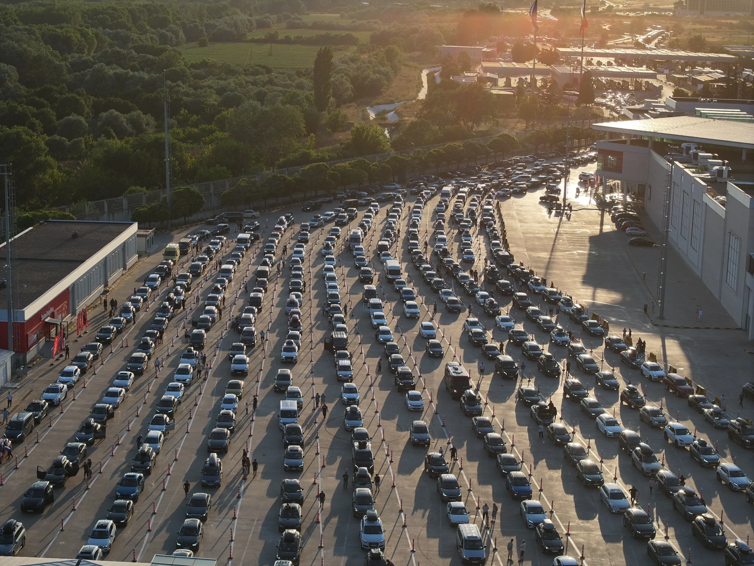 Avrupa’da yaşayan gurbetçilerin yaz tatili için Türkiye’ye dönüşleri Kapıkule’de rekor