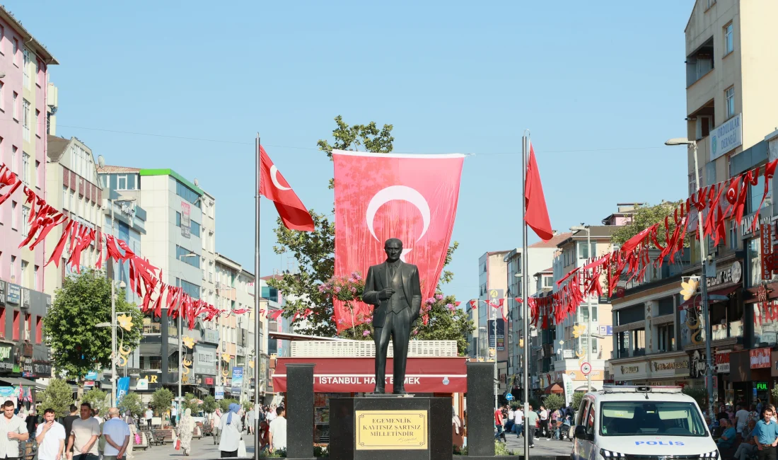 Cumhurbaşkanı Erdoğan’ın “Her haneye ay yıldızlı bayrak” çağrısı İstanbul'da büyük