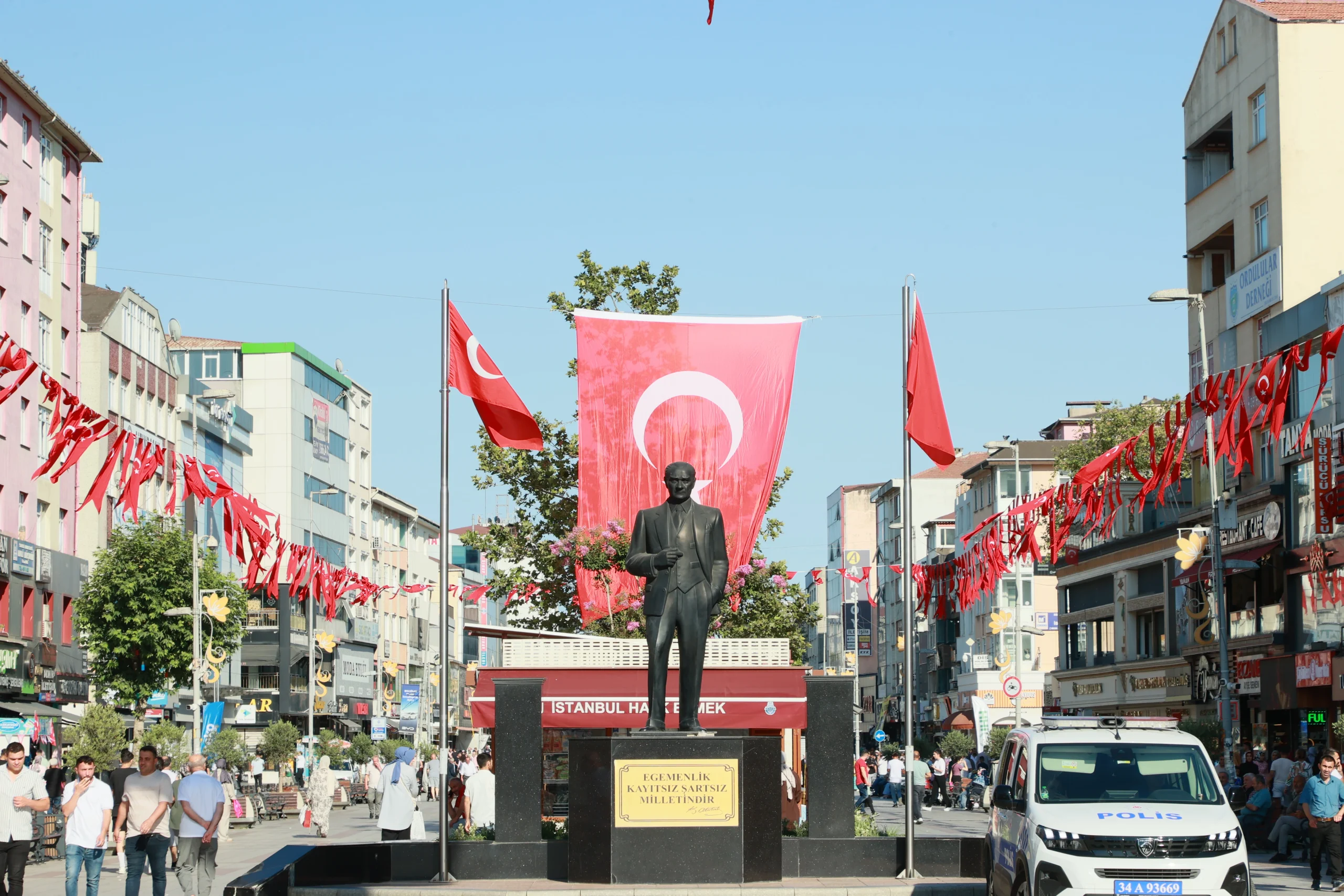 Cumhurbaşkanı Erdoğan’ın “Her haneye ay yıldızlı bayrak” çağrısı İstanbul'da büyük
