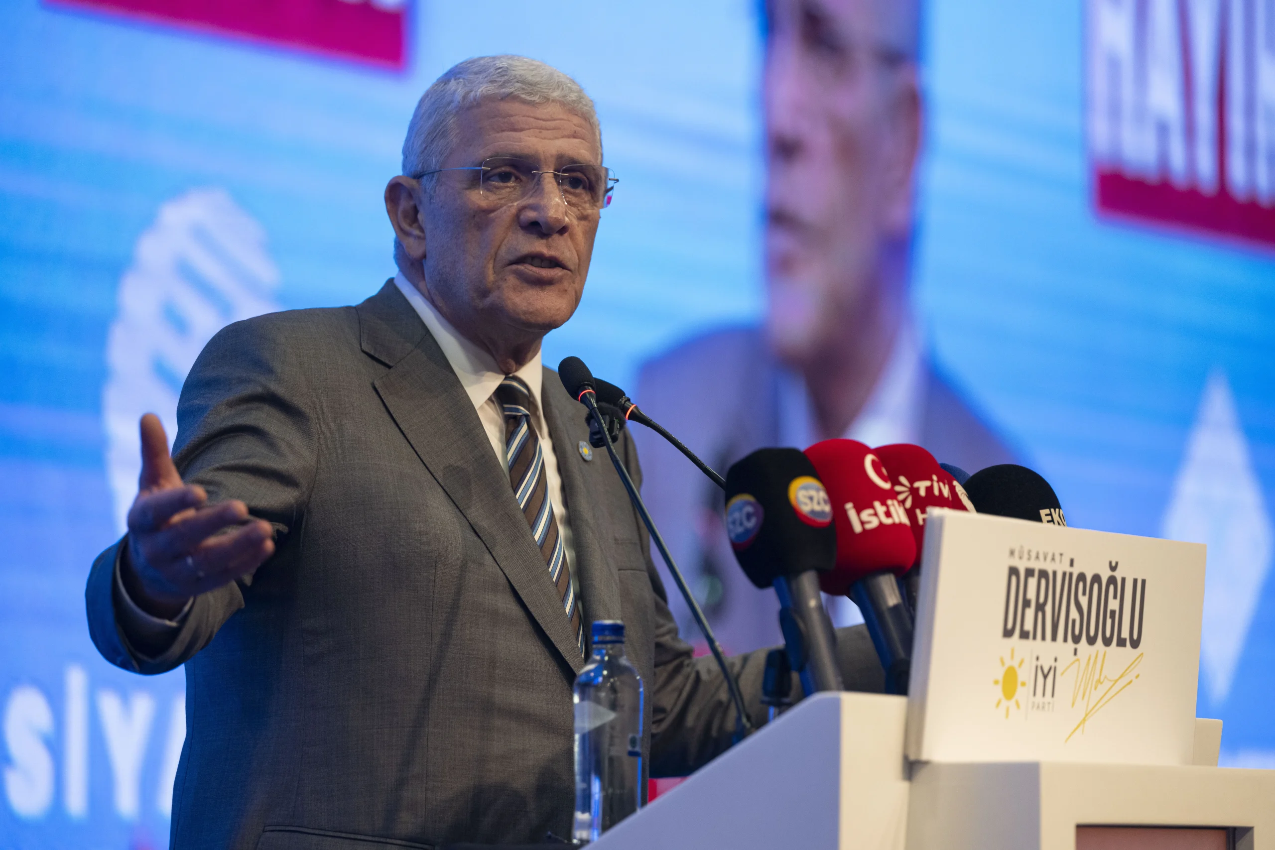 Müsavat Dervişoğlu, gençliğin sadece geleceğin değil bugünün de sahibi olduğunu