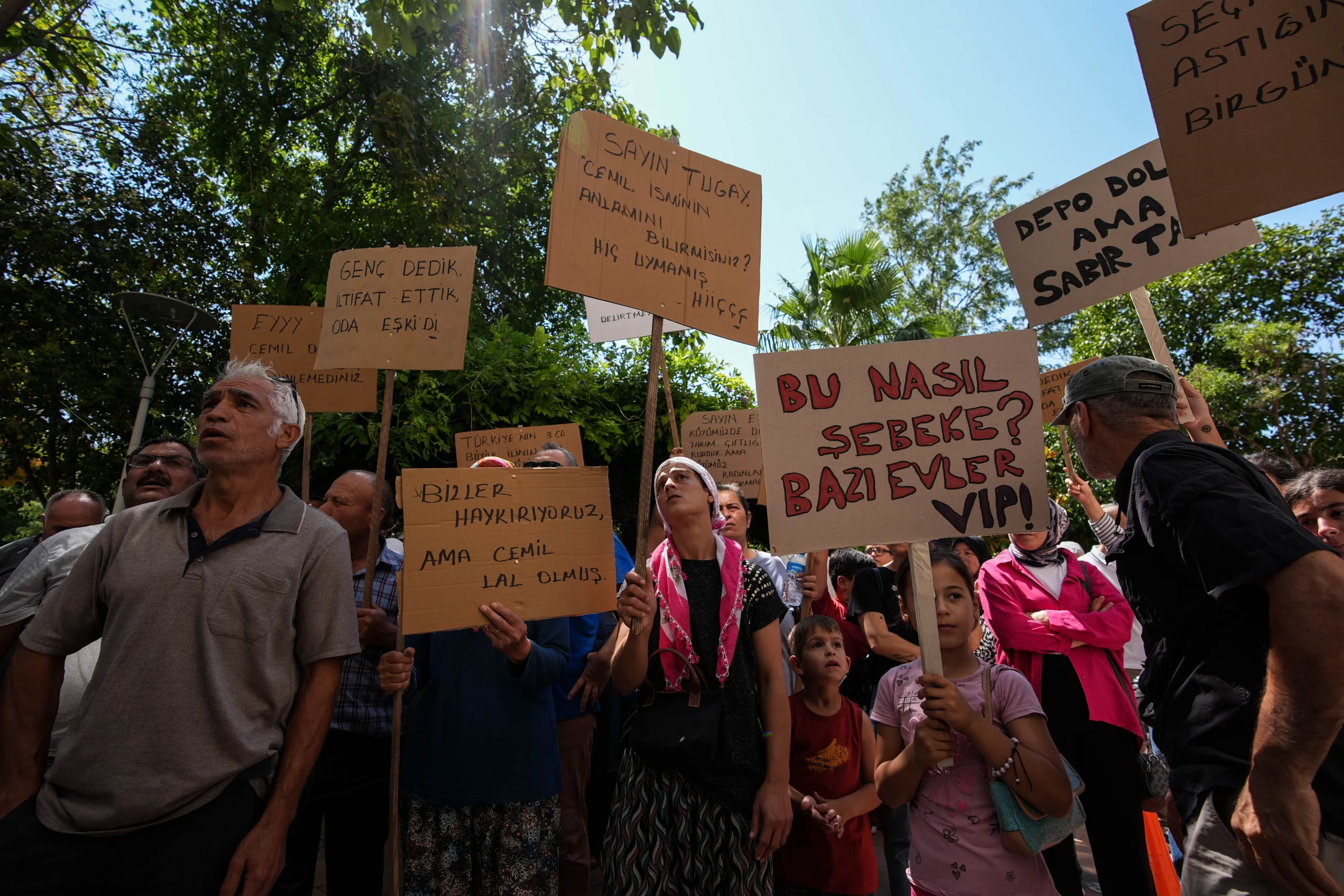 İzmir Yakaköy’de yaşanan 20 günlük su kesintisi, mahalle halkını çileden