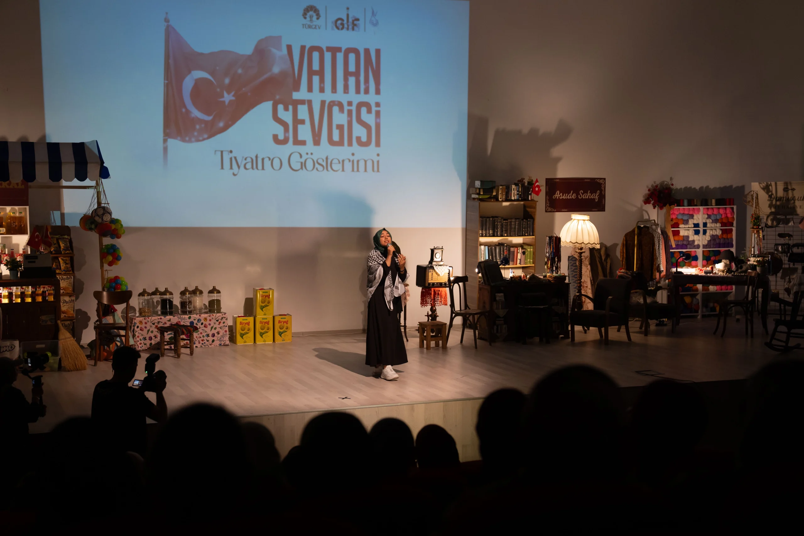 “Vatan Sevgisi” tiyatro oyunu, 15 Temmuz’un direniş ruhunu kadın izleyicilere