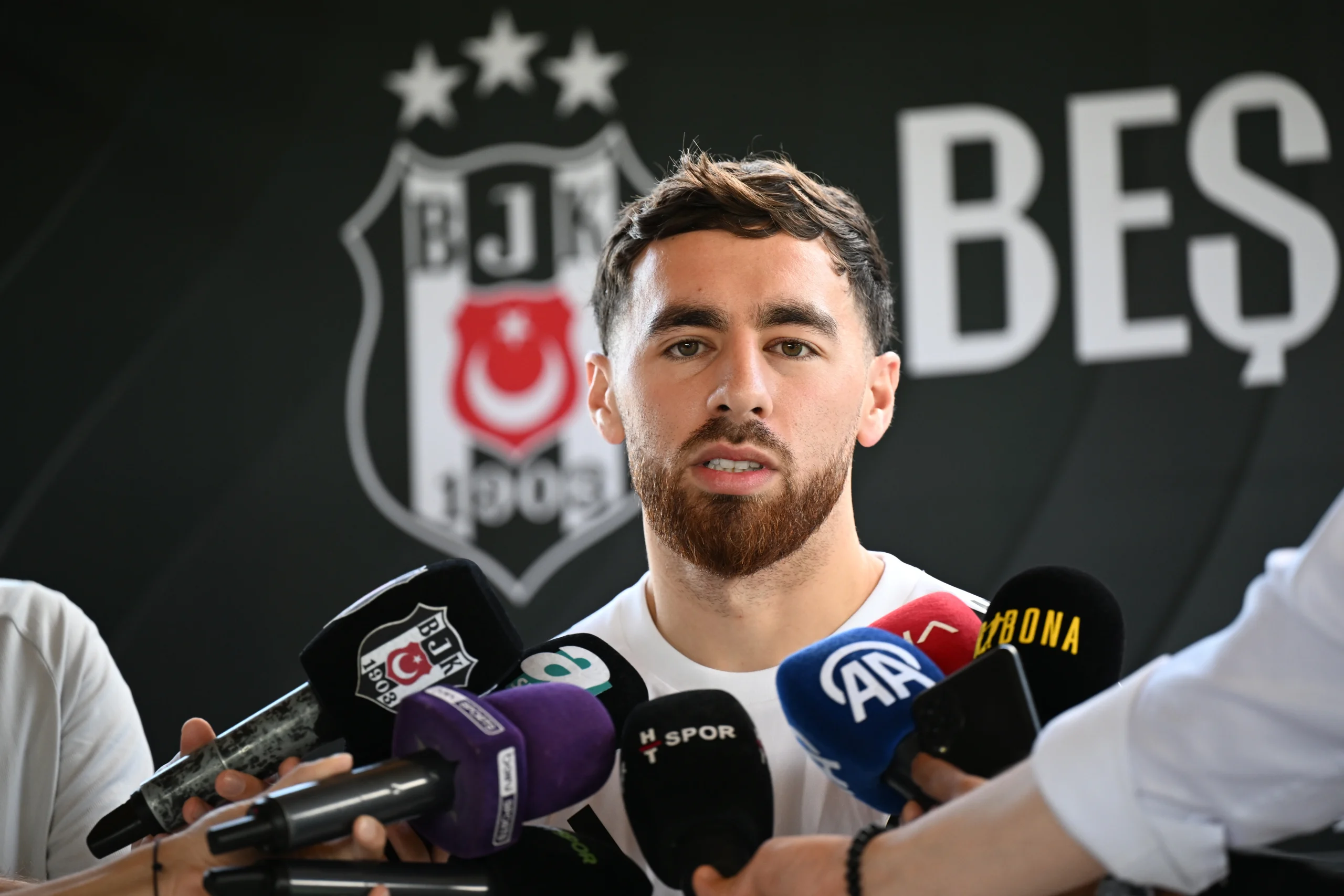 Beşiktaş'ın yeni transferi Orkun Kökçü, çocukluk hayalini gerçekleştirdiğini söyleyerek siyah-beyazlı