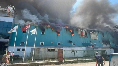 Bolu'da rüzgarın da etkisiyle hızla büyüyen fabrika yangını kontrol altına