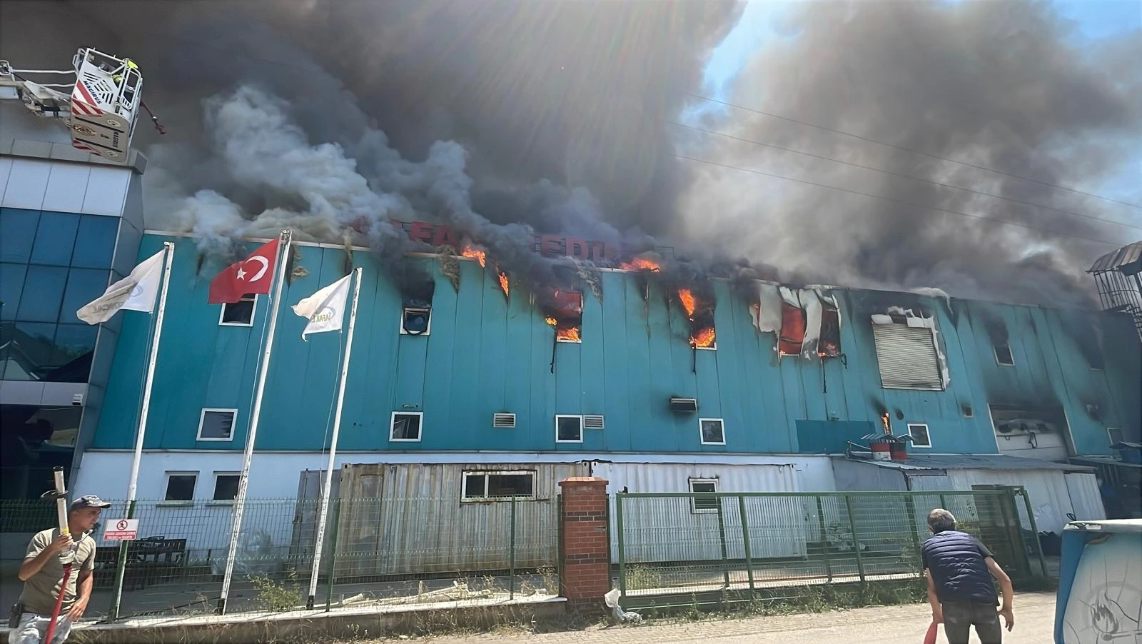 Bolu'da rüzgarın da etkisiyle hızla büyüyen fabrika yangını kontrol altına