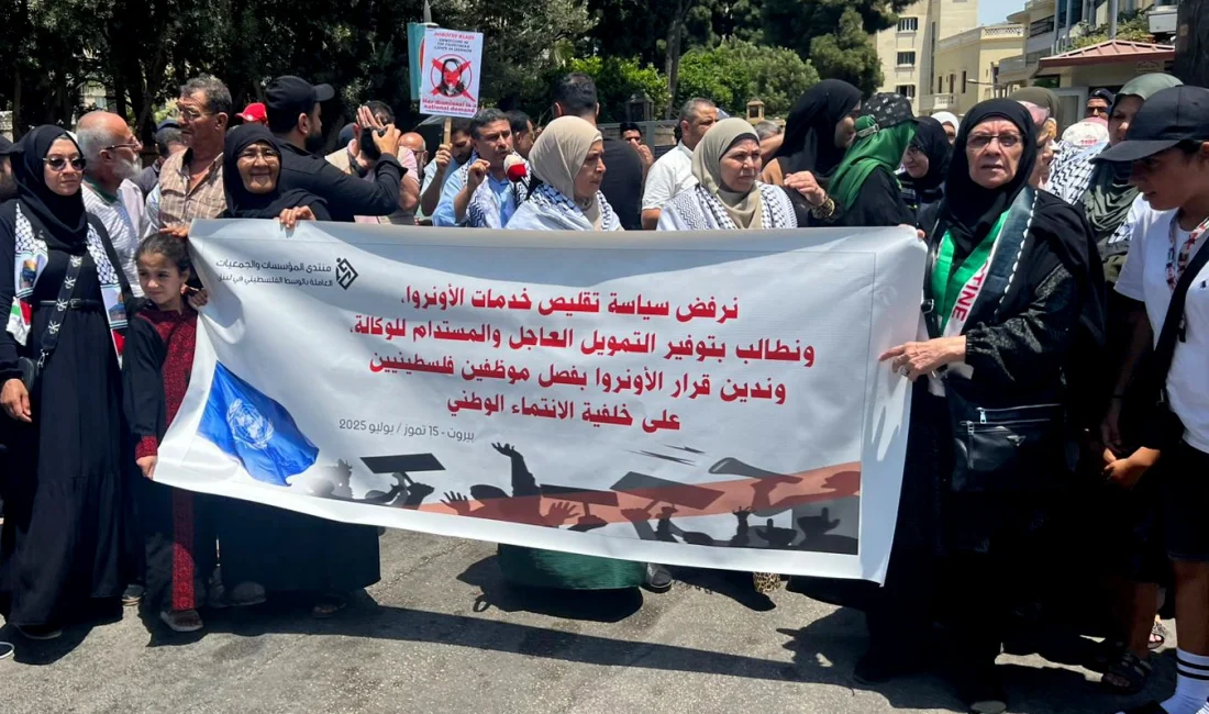 Lübnan’daki Filistinlilerden UNRWA Protestosu: “Hizmet Kesintilerine Hayır” Beyrut’taki AB Temsilciliği önünde toplanan Filistinli mülteciler, UNRWA’nın hizmet kesintilerine