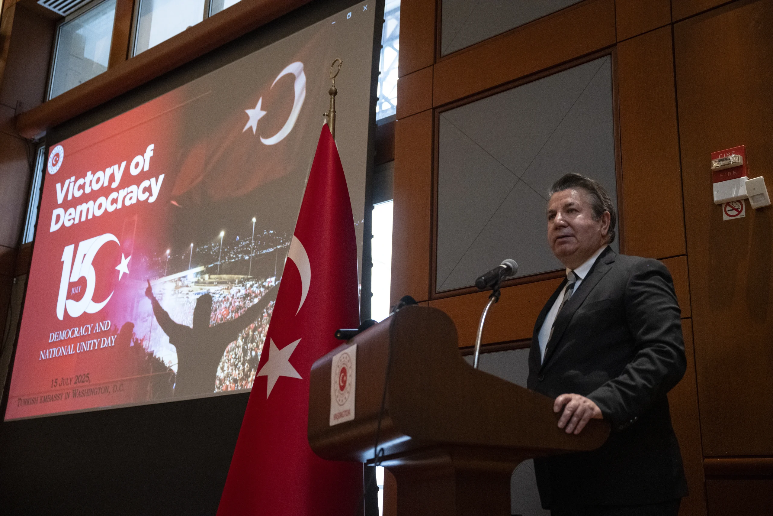 Türkiye’nin Washington Büyükelçiliği’nde düzenlenen 15 Temmuz anma töreninde demokrasi mesajları