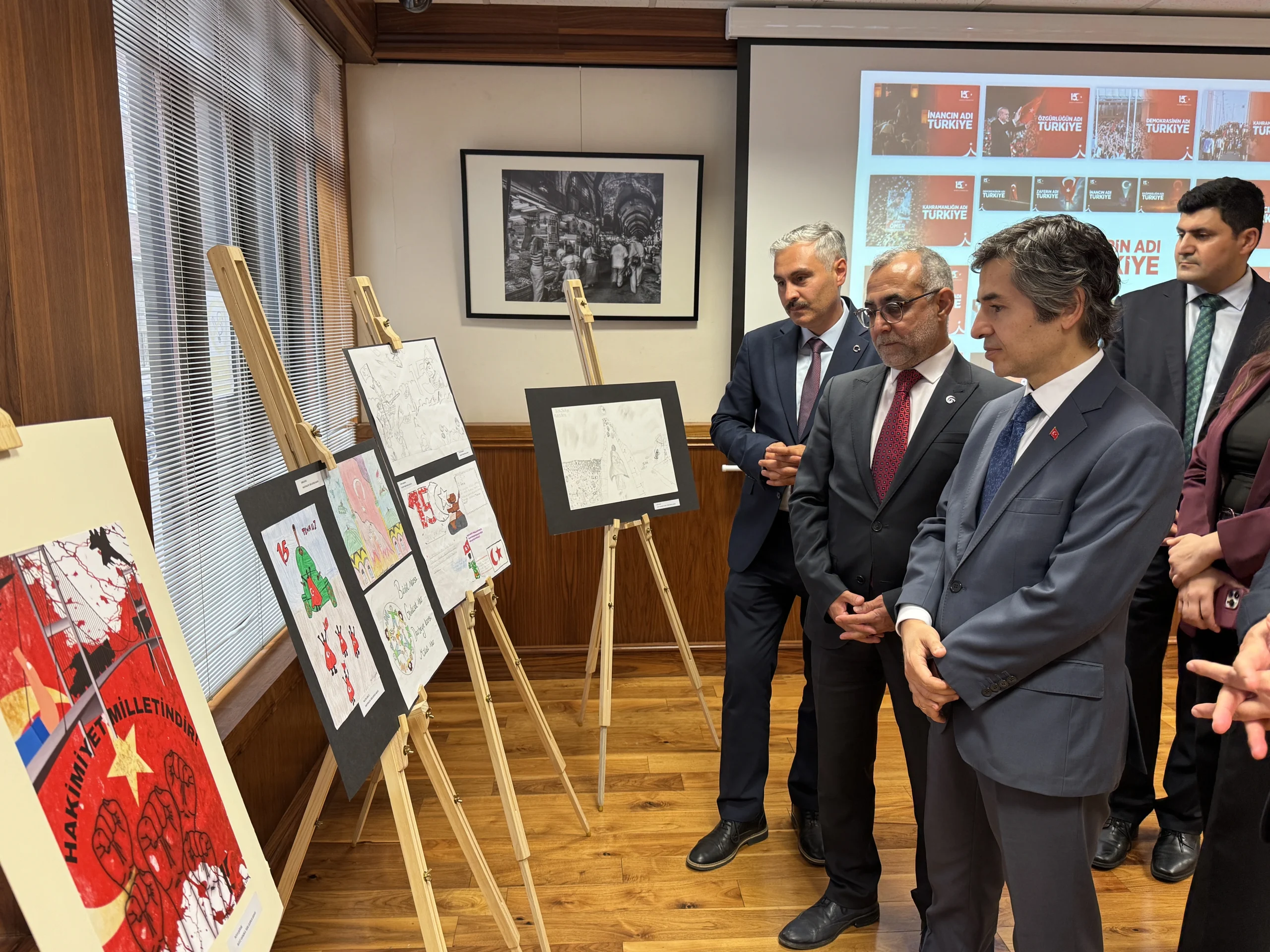 İngiltere’de eğitim gören Türk öğrencilerin 15 Temmuz’u anlattığı resim sergisi,