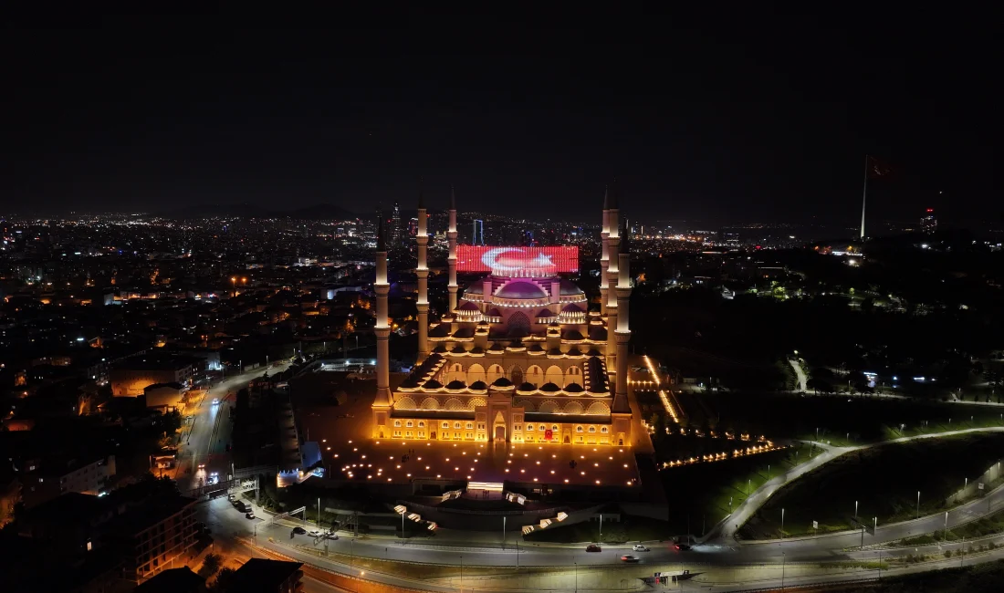 FETÖ’nün hain darbe girişiminin 9. yılında, İstanbul’da camilerden sela sesleri