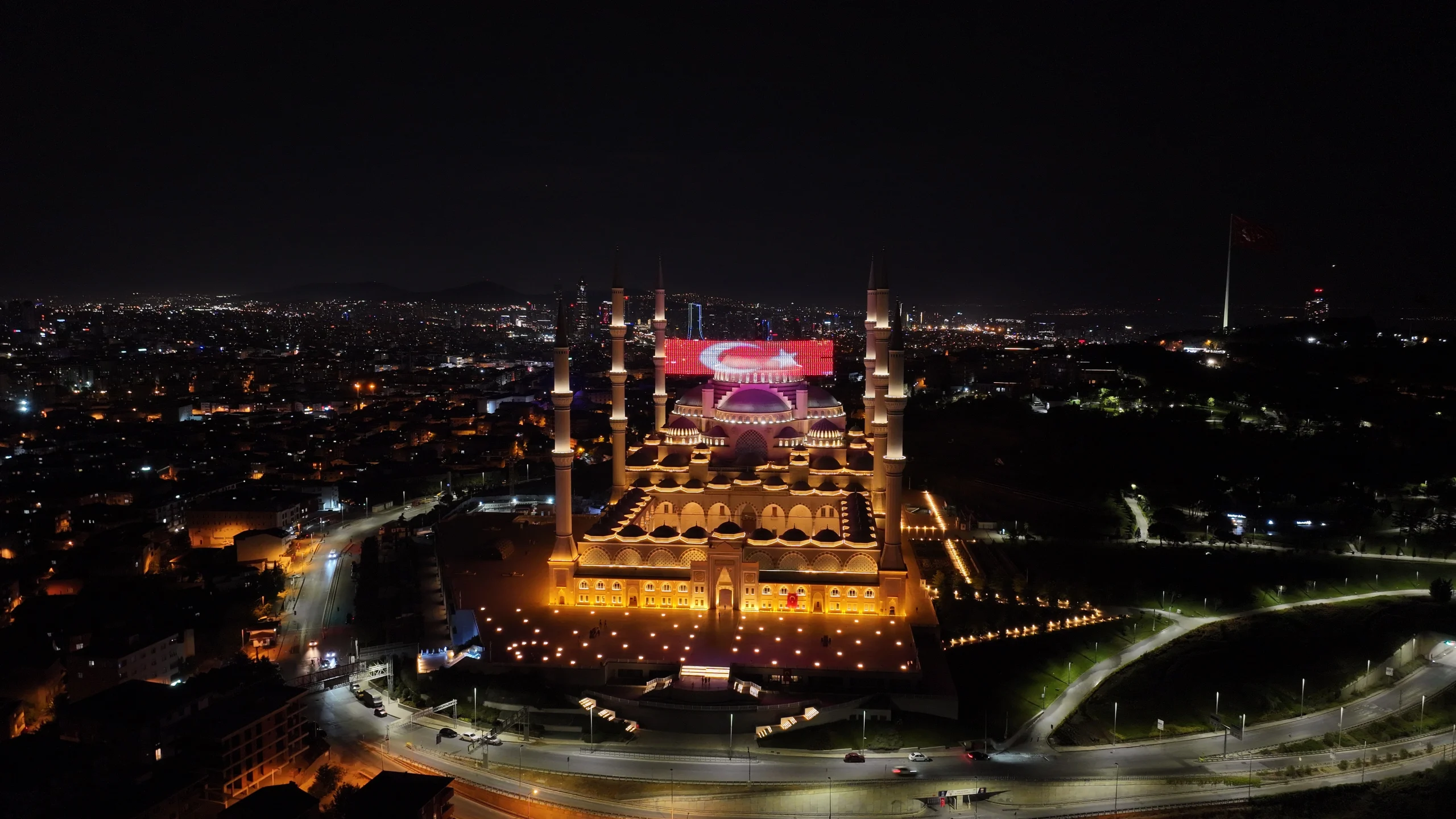 FETÖ’nün hain darbe girişiminin 9. yılında, İstanbul’da camilerden sela sesleri