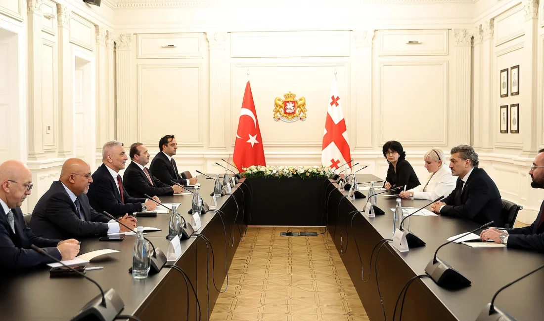 Ticaret Bakanı Bolat, Tiflis’te Üst Düzey Temaslarda Bulundu Ticaret Bakanı Ömer Bolat, Gürcistan’a gerçekleştirdiği resmi ziyarette Cumhurbaşkanı ve