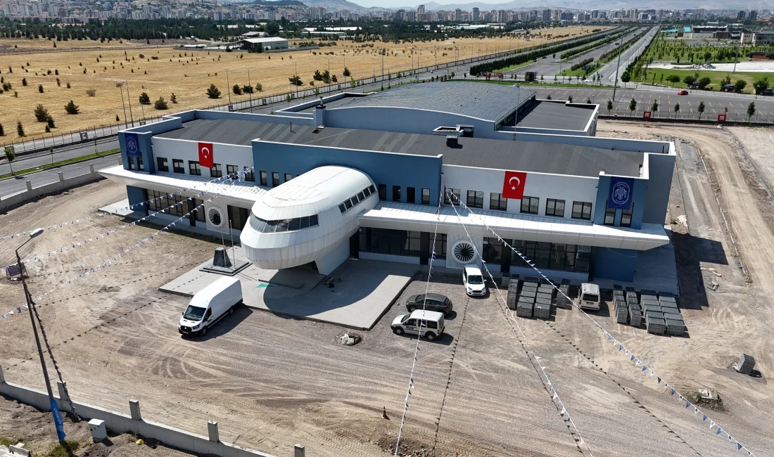 Uçak formundaki mimarisiyle dikkat çeken Kayseri’deki Uzay ve Havacılık Lisesi,