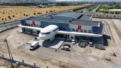 Uçak formundaki mimarisiyle dikkat çeken Kayseri’deki Uzay ve Havacılık Lisesi,