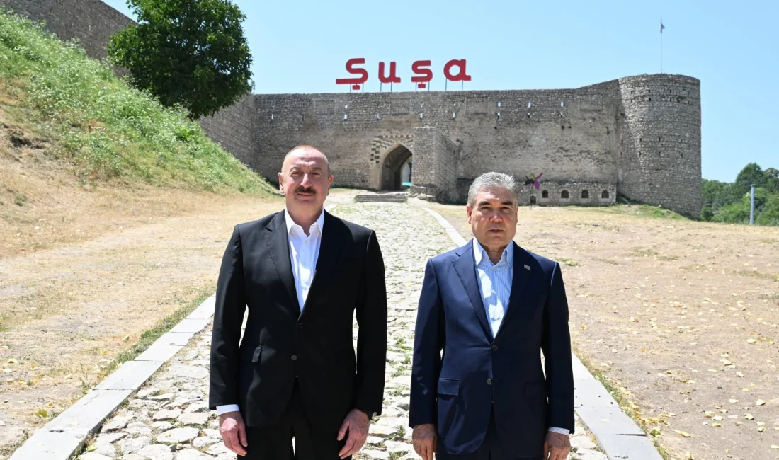 Türkmen Lider Berdimuhammedov’dan Karabağ’a Anlamlı Ziyaret Türkmenistan Milli Lideri Berdimuhammedov, Azerbaycan Cumhurbaşkanı Aliyev ile birlikte Karabağ