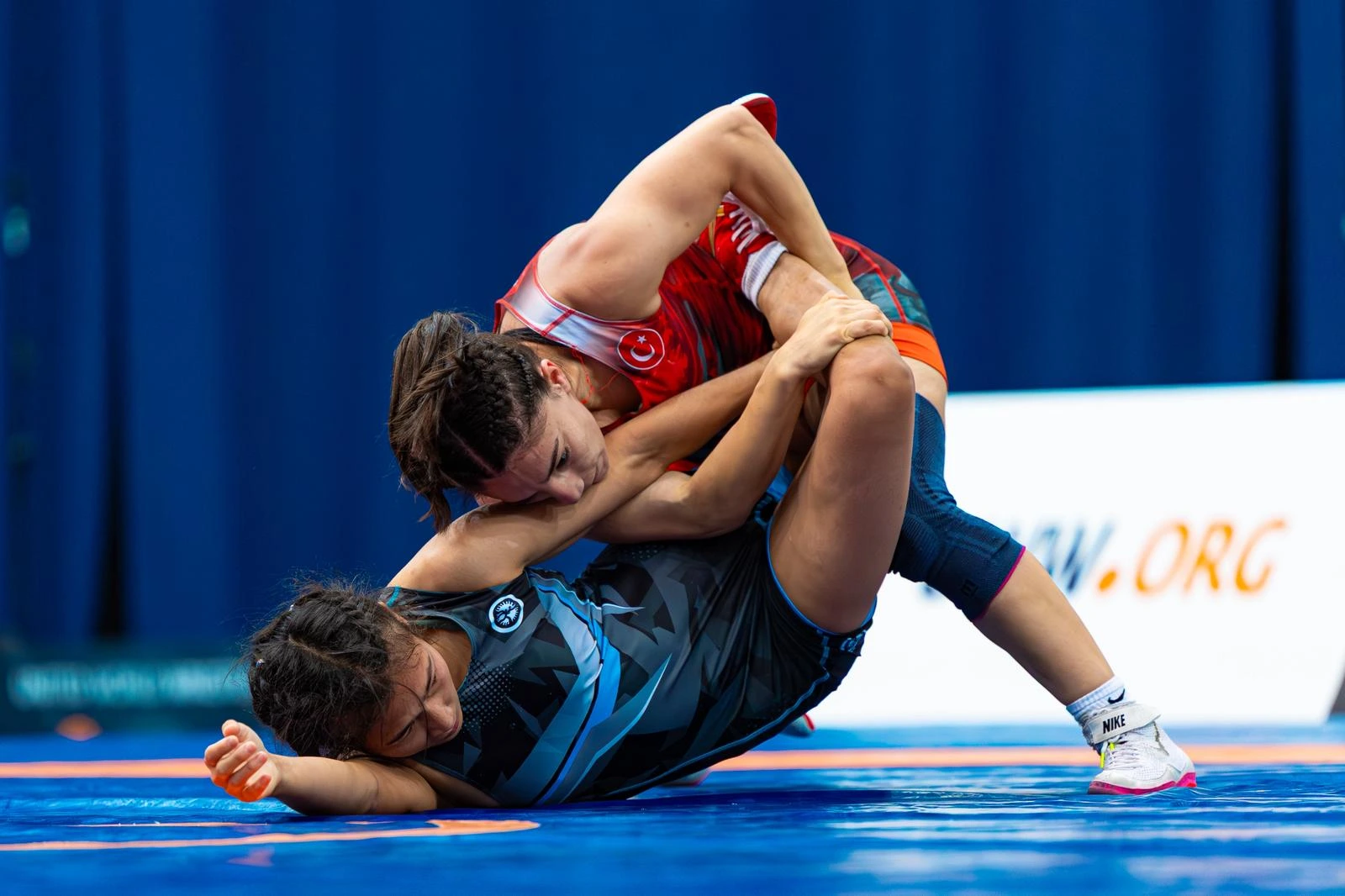 Milli güreşçiler Evin Demirhan Yavuz ve Osman Göçen, Budapeşte’deki turnuvada