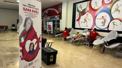 Antalya’da düzenlenen kan ve kök hücre bağışı etkinliğinde, vatandaşlar ve